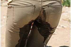Knicker-wetting-pants-peeing_0008.jpg